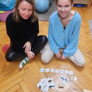 Studentki pedagogiki korzystają z pomocy Montessori w warunkach domowych
