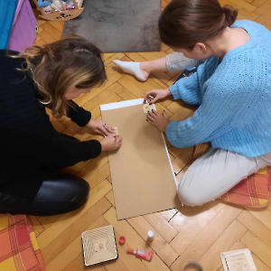 Studentki pedagogiki korzystają z pomocy Montessori w warunkach domowych