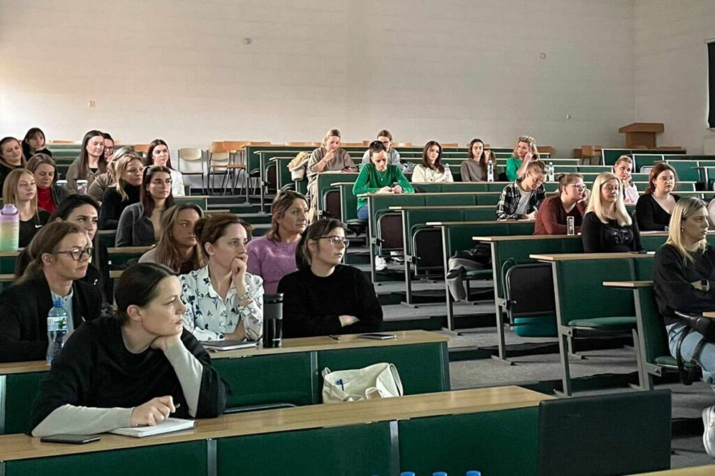 Studenci słuchają wykładu