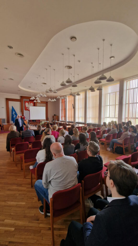 Studenci w sali obrad rady powiatu