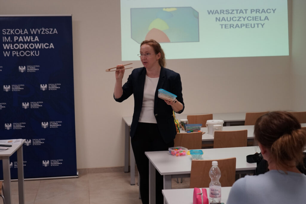 Prowadząca prezentuje przedmioty codziennego użytku pomagająca w integracji sensorycznej