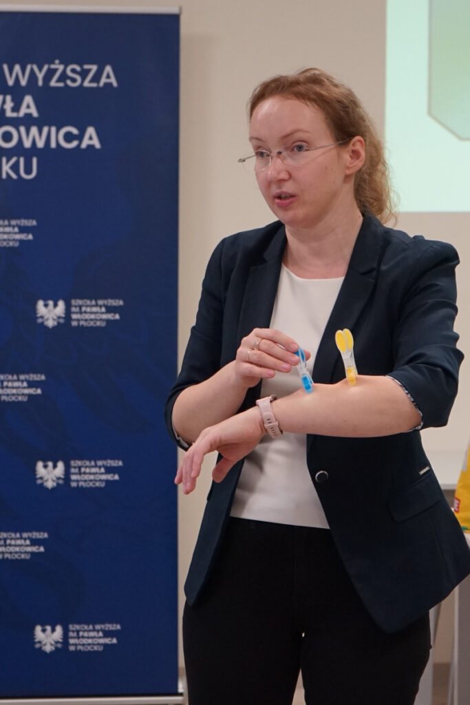 Prowadząca pokazuje integrację sensoryczna przy użyciu spinaczy