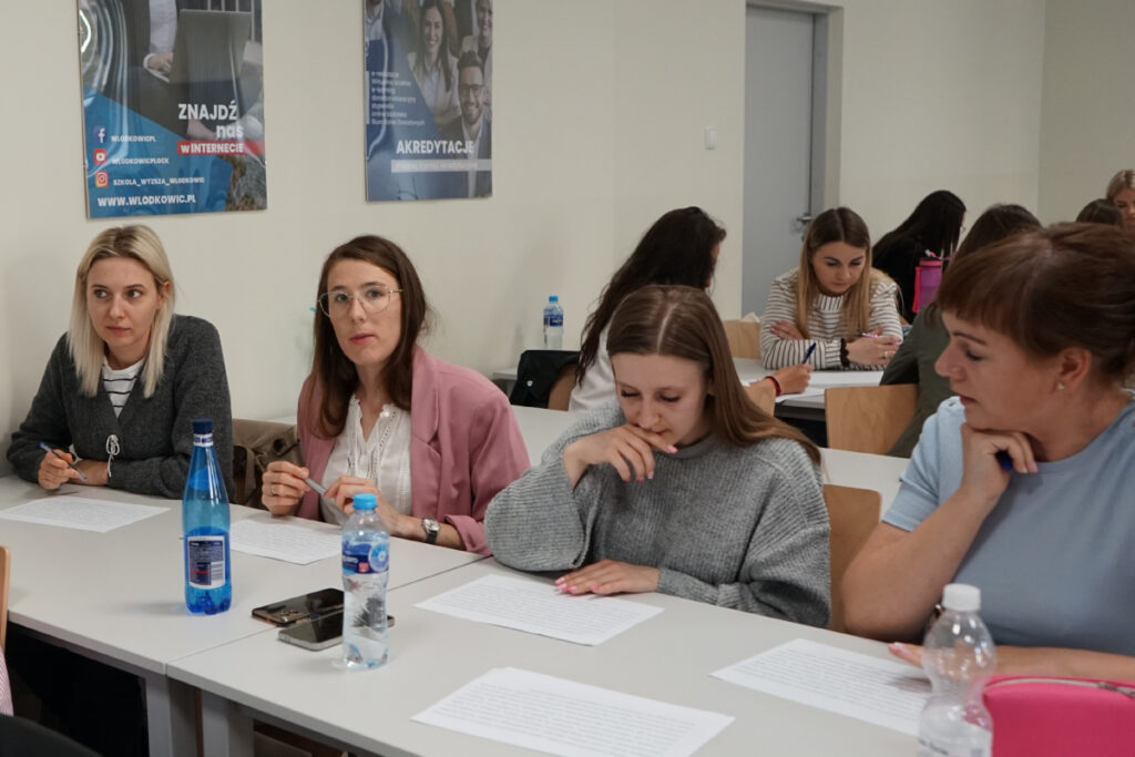 Uczestniczki słuchają i wykonują notatki