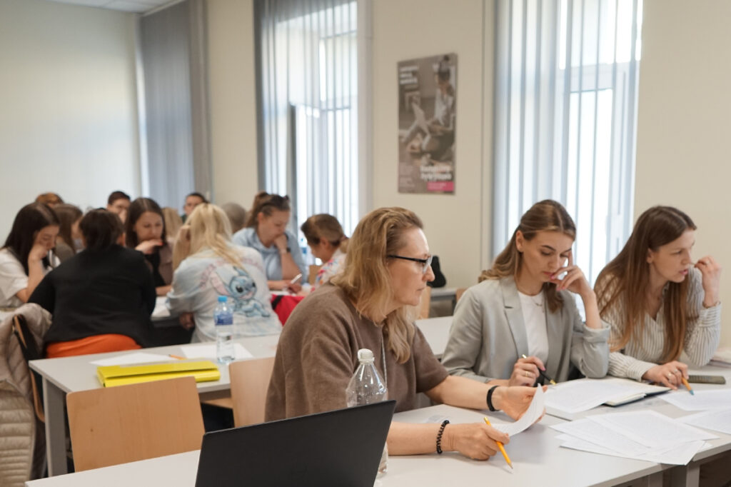 Sala z osobami biorącymi udział w skzoleniach