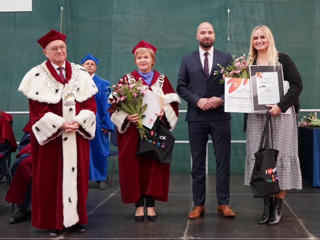 Władze uczelni z wiceprezydentem Płocka i nagrodzoną studentką