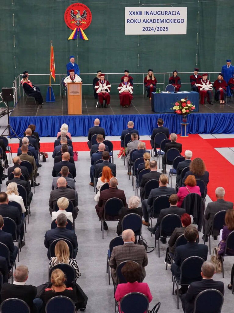 Widok z góry na gości siedzących w hali