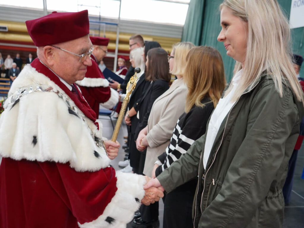 Rektor gratuluje studenctce