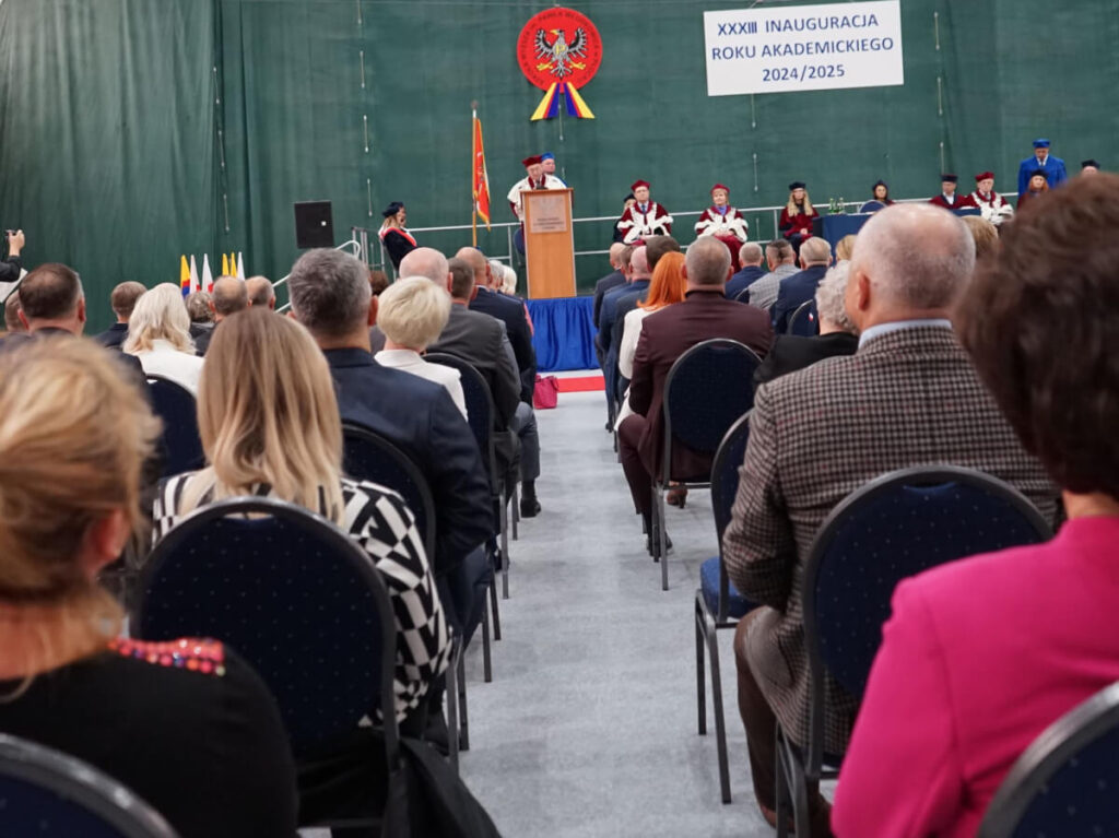 Zgromadzenie goście i władze uczelni