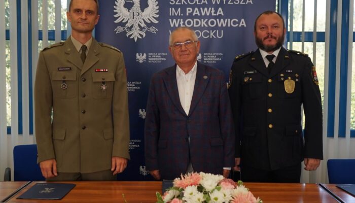 Rektor, przedstawiciel straży miejskiej i wojskowego centrum rekrutacji