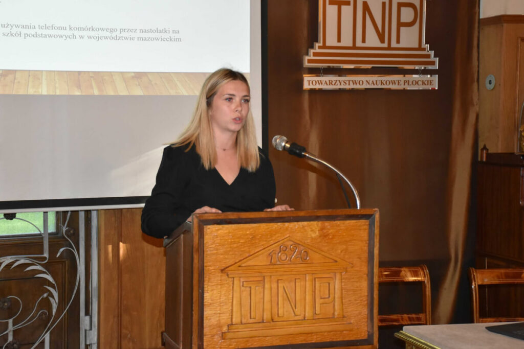 Kobieta biorąca udział w wykładach