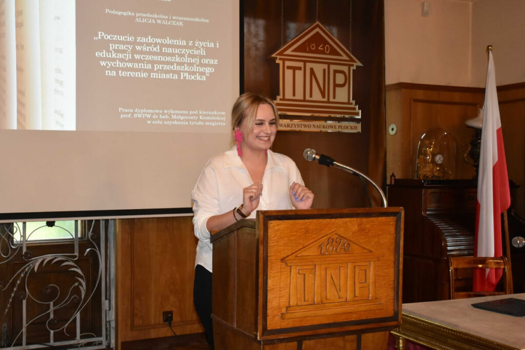 Kobieta wygłasza wykład