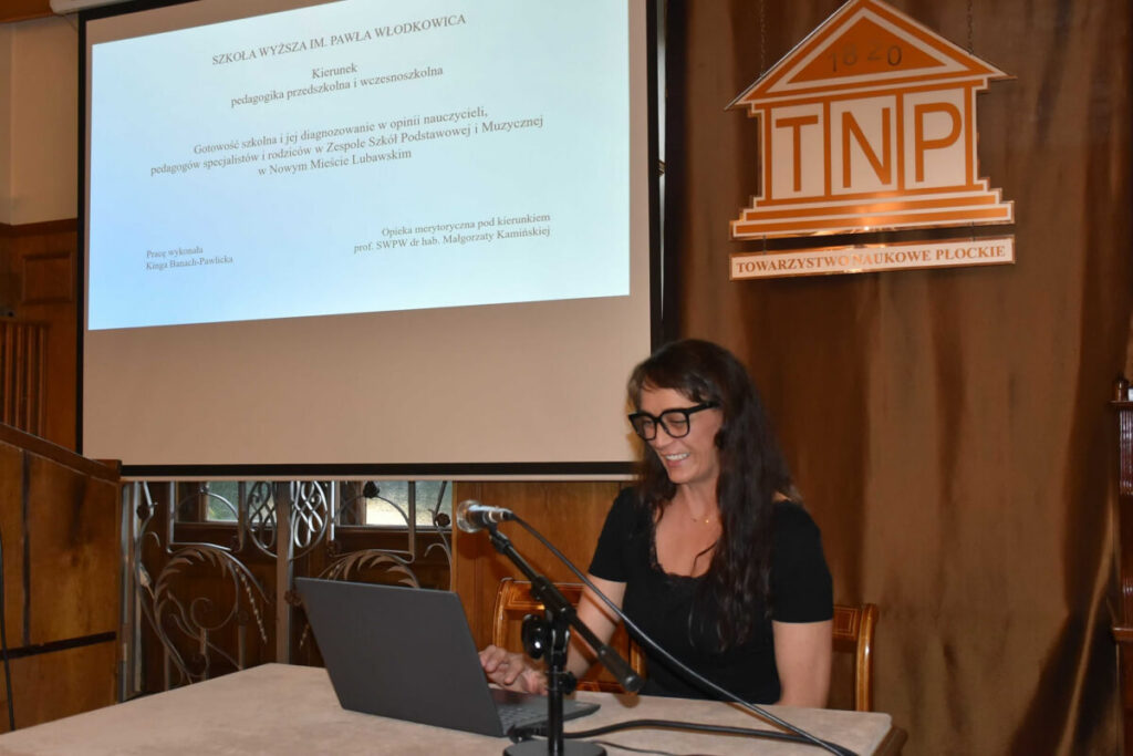 Kobieta uruchamia prezentację z komputera