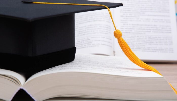 Dyplom z czapką absolwenta