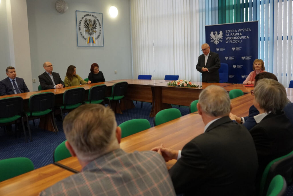 Rektor przemawia wśród zaproszonych gości