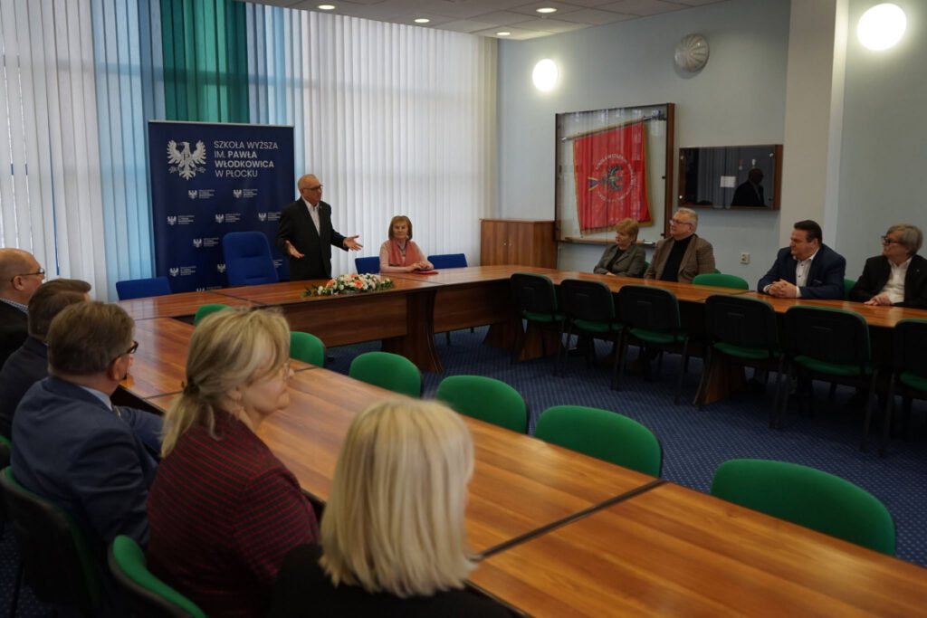 Rektor przemawia przed gośćmi z Ukrainy