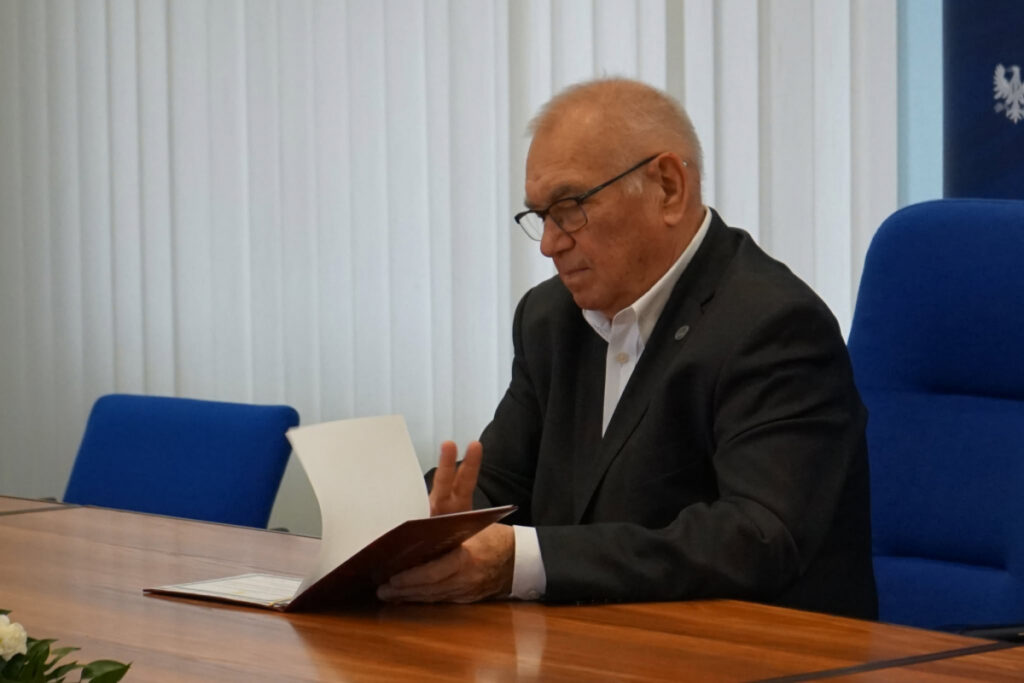 Rektor przegląda dokument potwierdzający nominację