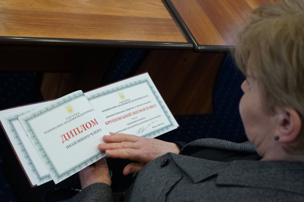 Kobieta ogląda dokument