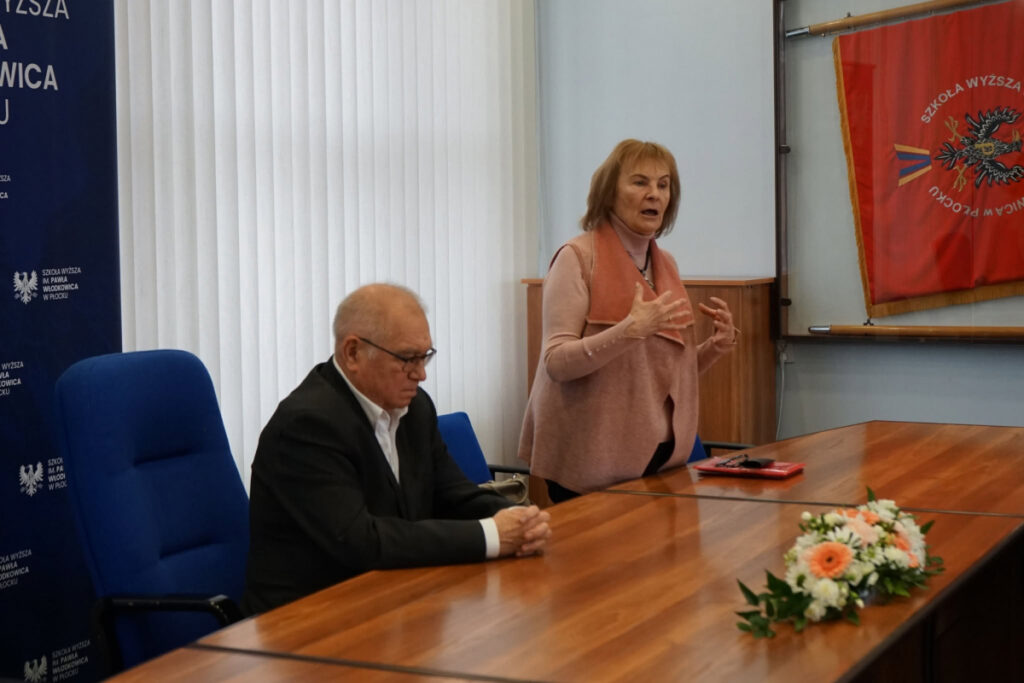 Prof. Sysojewa przemawia przed władzami uczelni