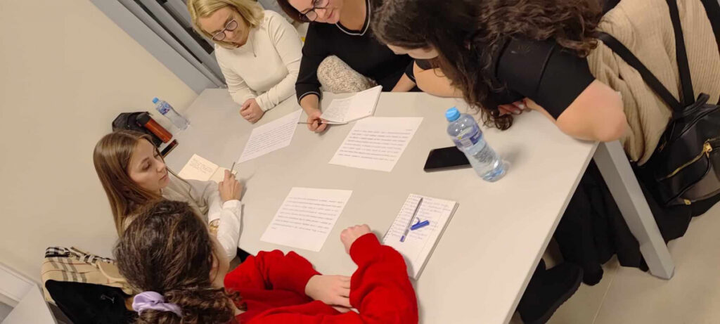 Uczestnicy tworzą notatki