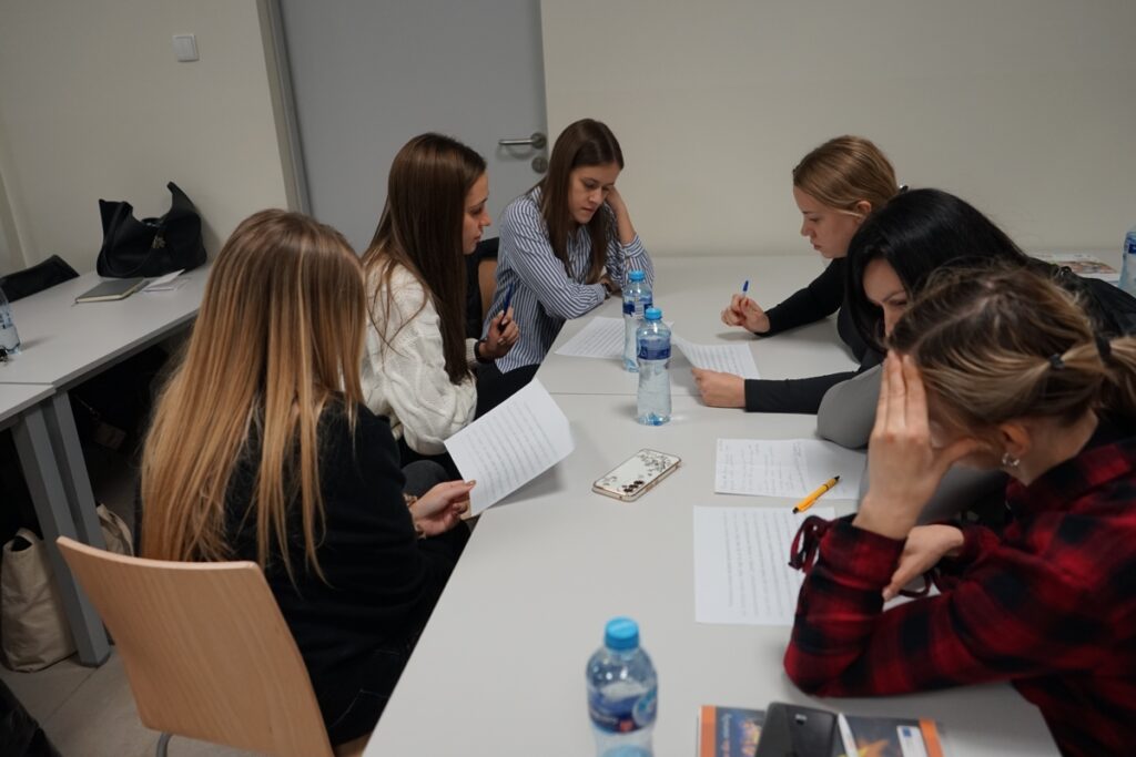 Uczestniczki wykładu robią notatki