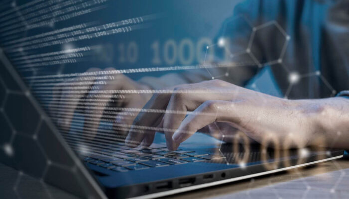 Informatyk piszący kod