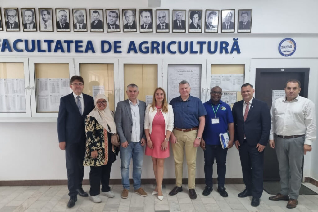 Uczestnicy konferencji pozują na korytarzu