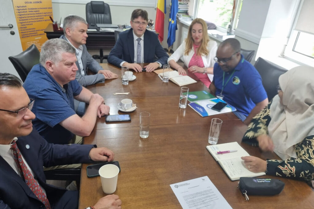 Uczestnicy konferencji z różnych krajów w trakcie rozmów