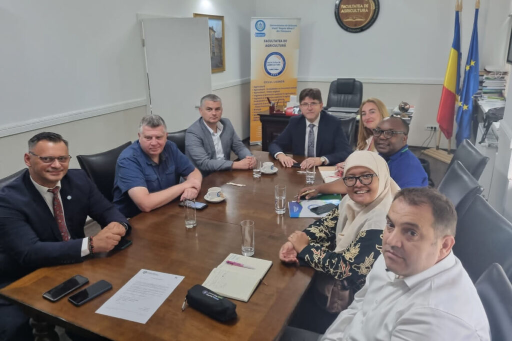 Uczestnicy dyskutują przy stole