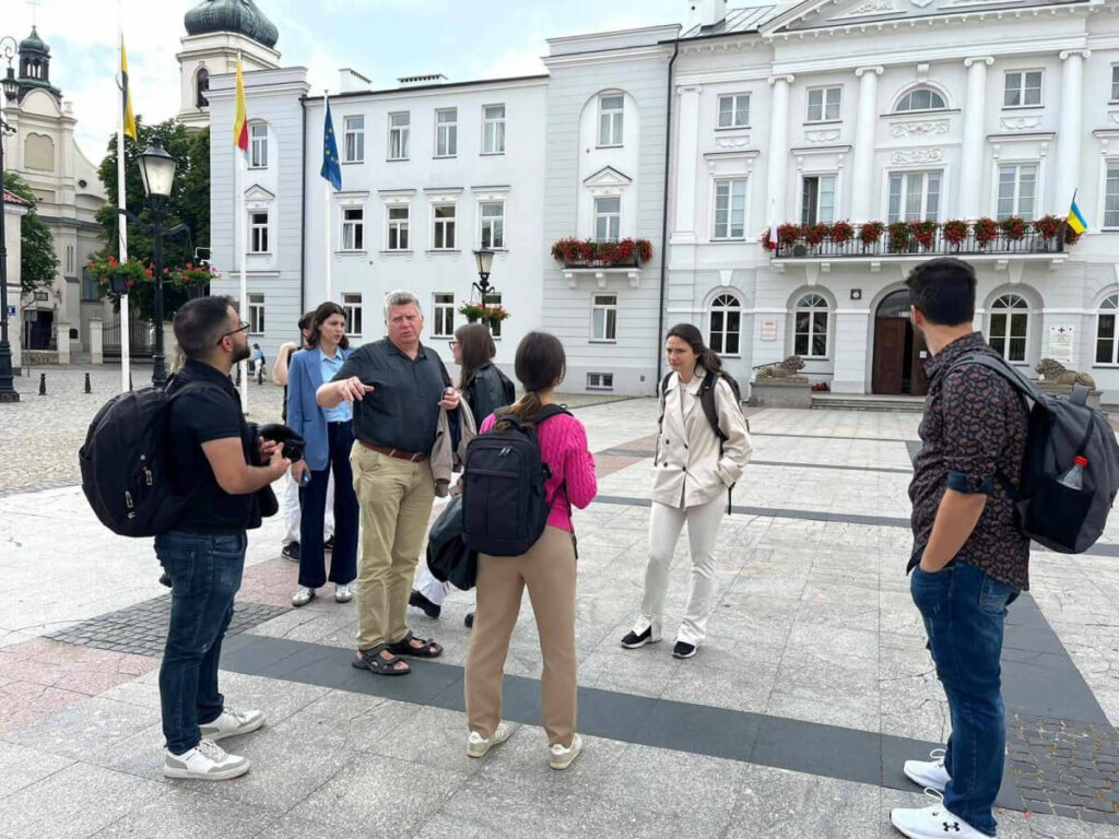 Prowadzący wraz ze studentami na rynku w Płocku