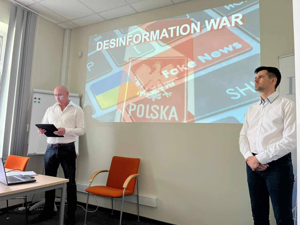 Prezentacja multimedialna o dezinformacji