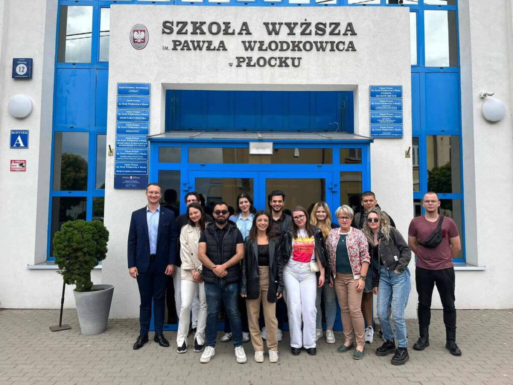 Studenci przed wejście do uczelni