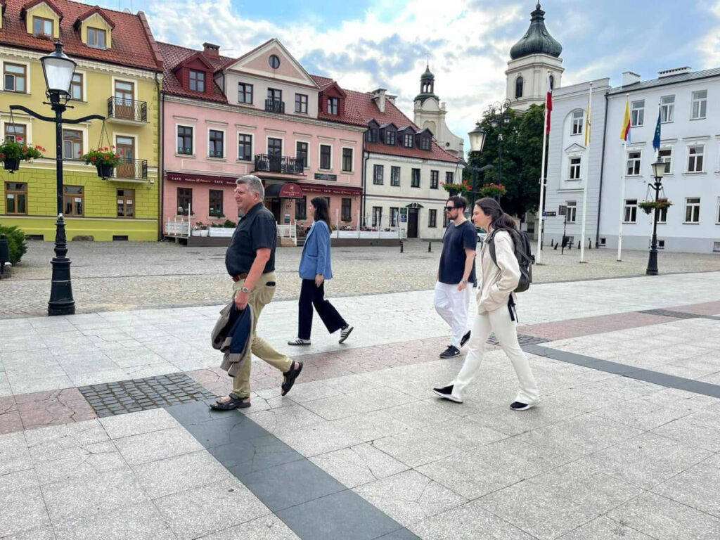 Studenci na rynku w Płocku