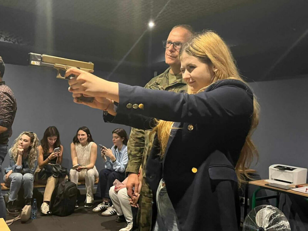 Studentka na strzelnicy