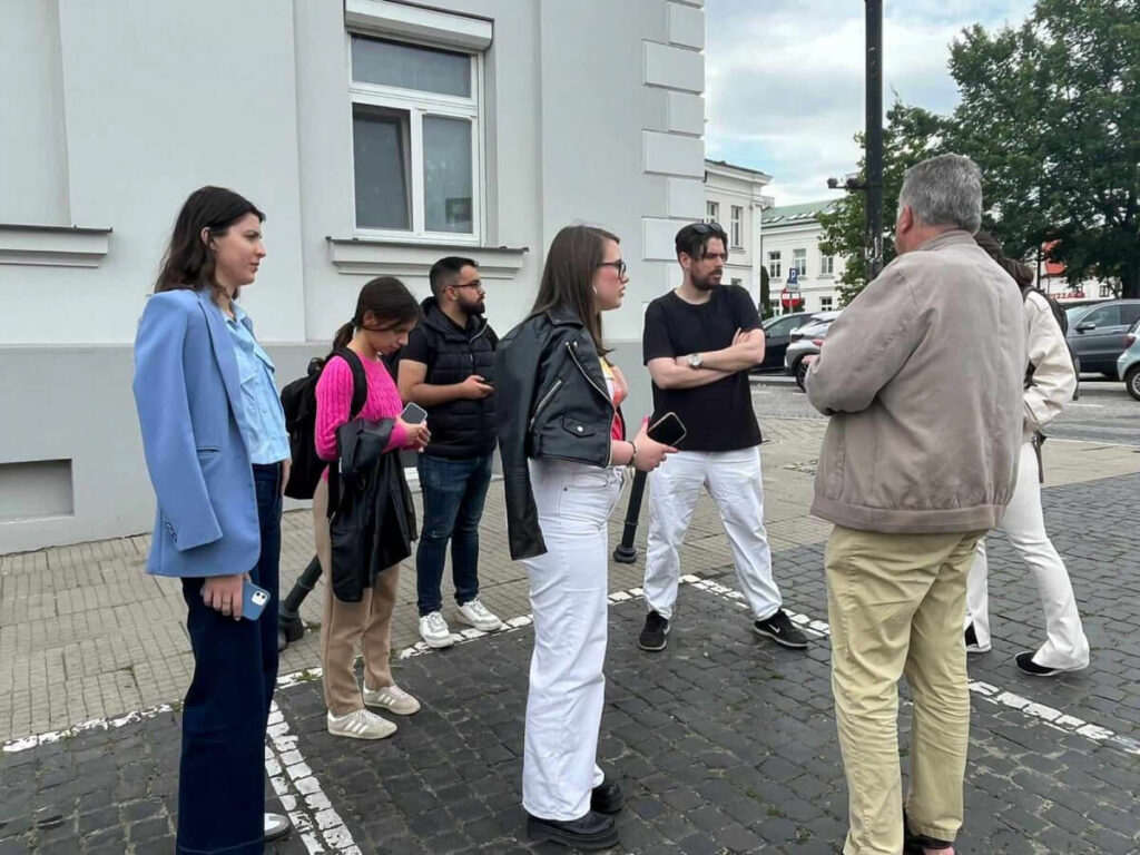 Studenci przed ratuszem