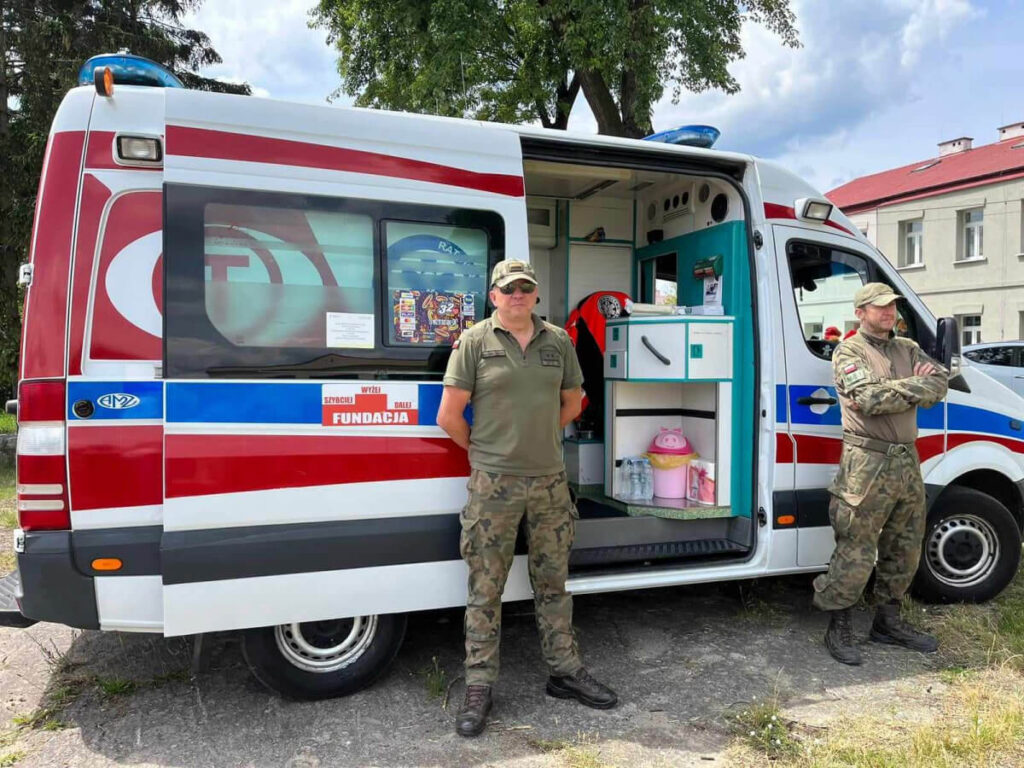 Kartka wraz z prowadzącymi zajęcia z pierwszej pomocy