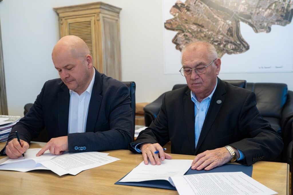 prof. Zbigniew Kruszewski i Andrzej Nowakowski podpisują umowę