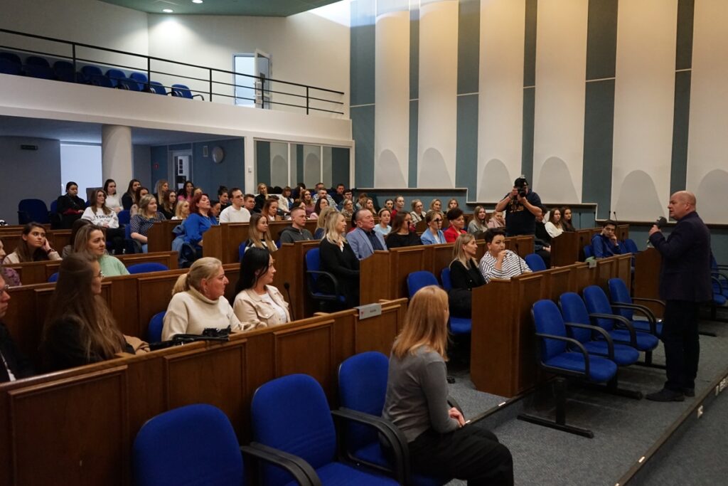 Studenci słuchają wystąpienia prezydenta Płocka
