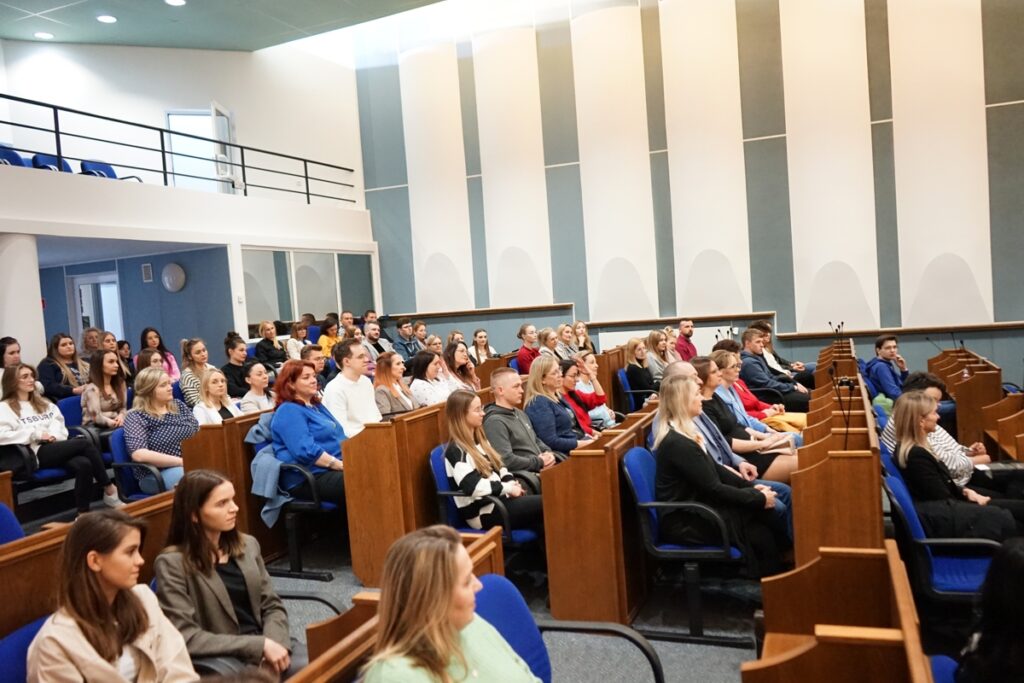 Sala pełna studentów