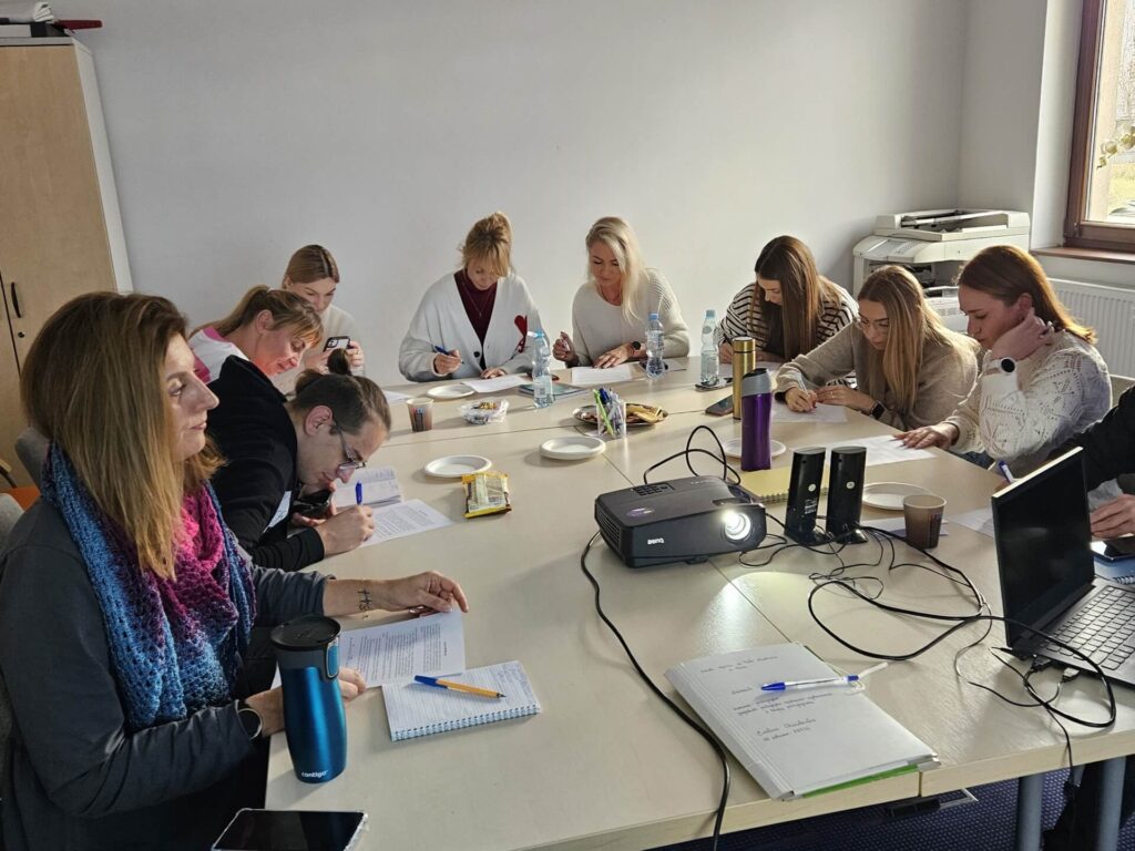 Uczestnicy szkolenia w trakcie pracy