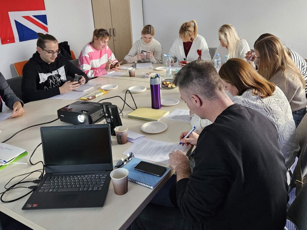 Uczestnicy szkolenia robią notatki