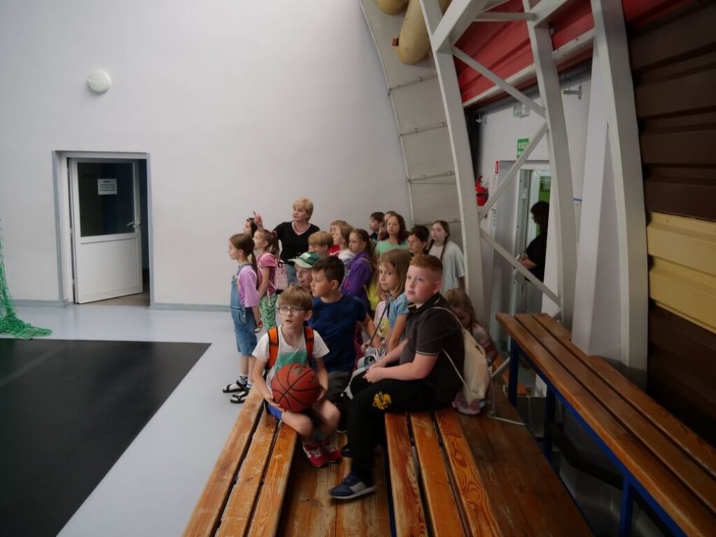 Uczniowie na hali sportowej