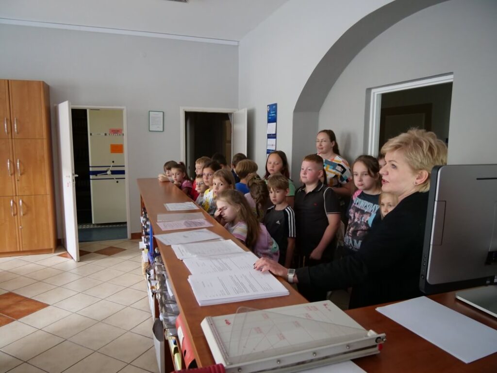 Uczniowie w dziekanacie