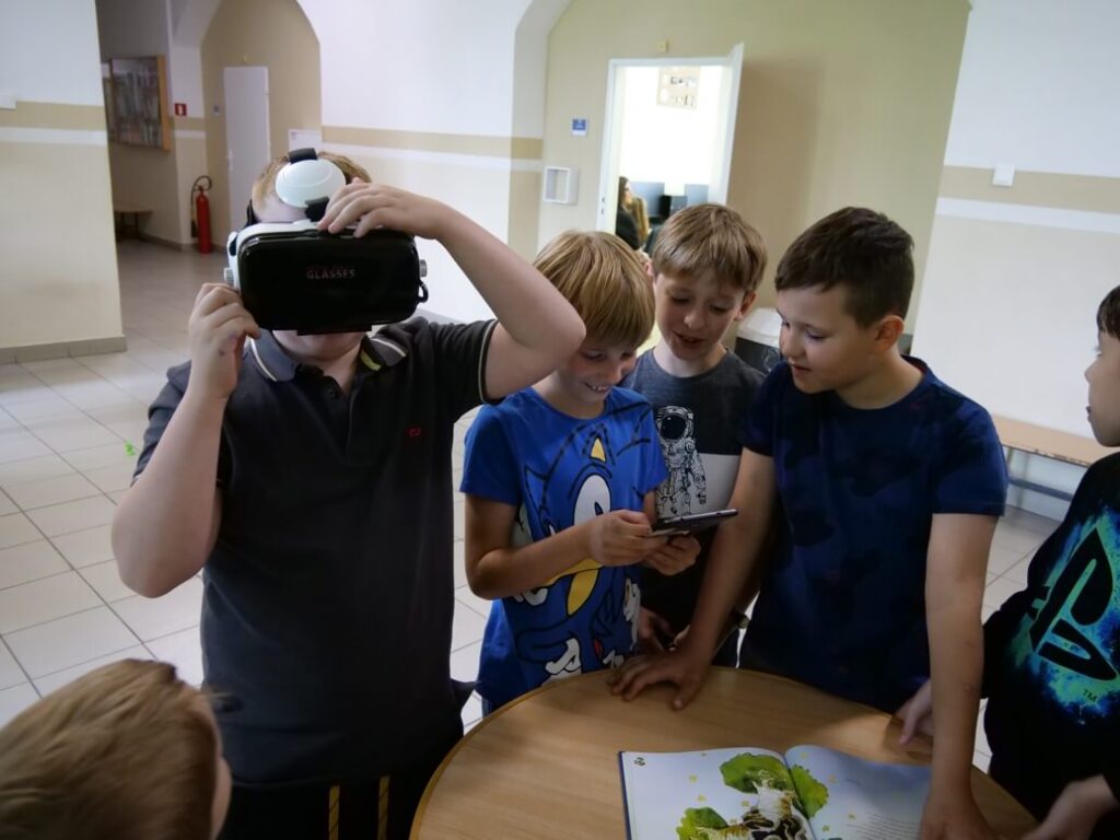 Uczniowie testują google VR
