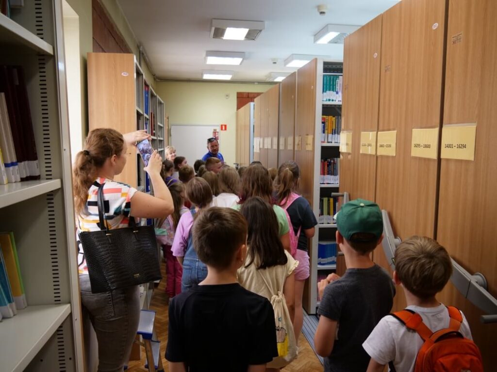 Uczniowie w bibliotece