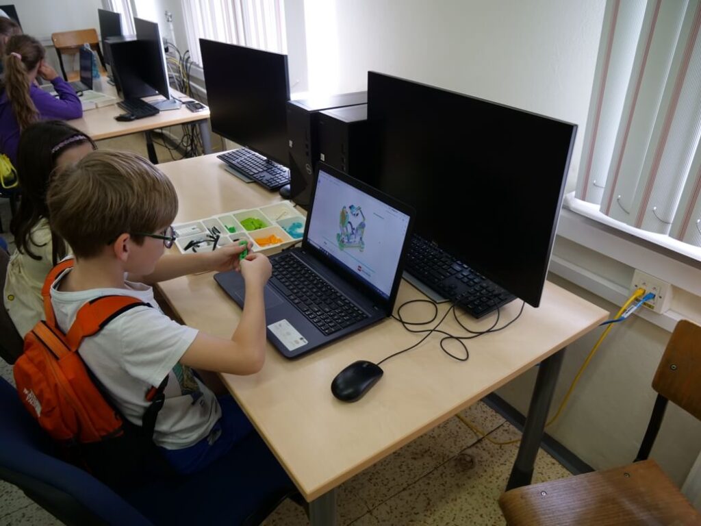 Uczniowie budują roboty z klocków lego