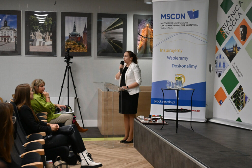 Prowadząca i uczestnicy konferencji