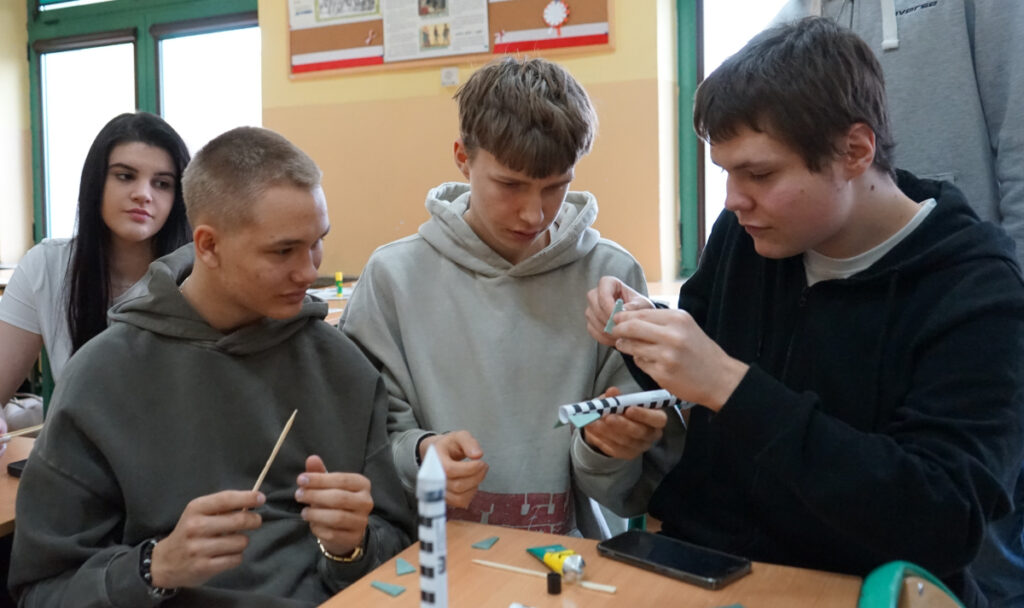 Uczniowie tworzą swoje rakiety z papieru