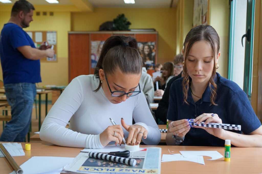 Uczennice zajęte pracą