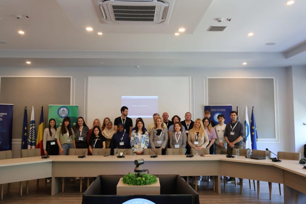 Grupa uczestników pozująca do pamiątkowego zdjęcia