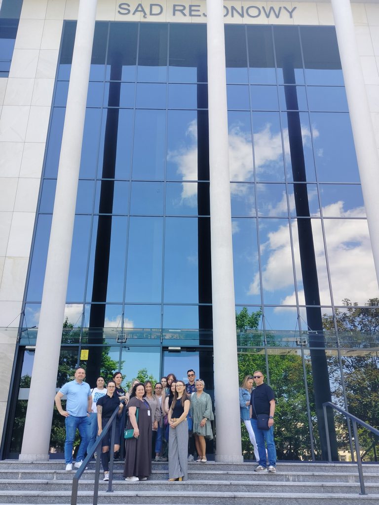 Grupa studentów na tle wejścia do sądu